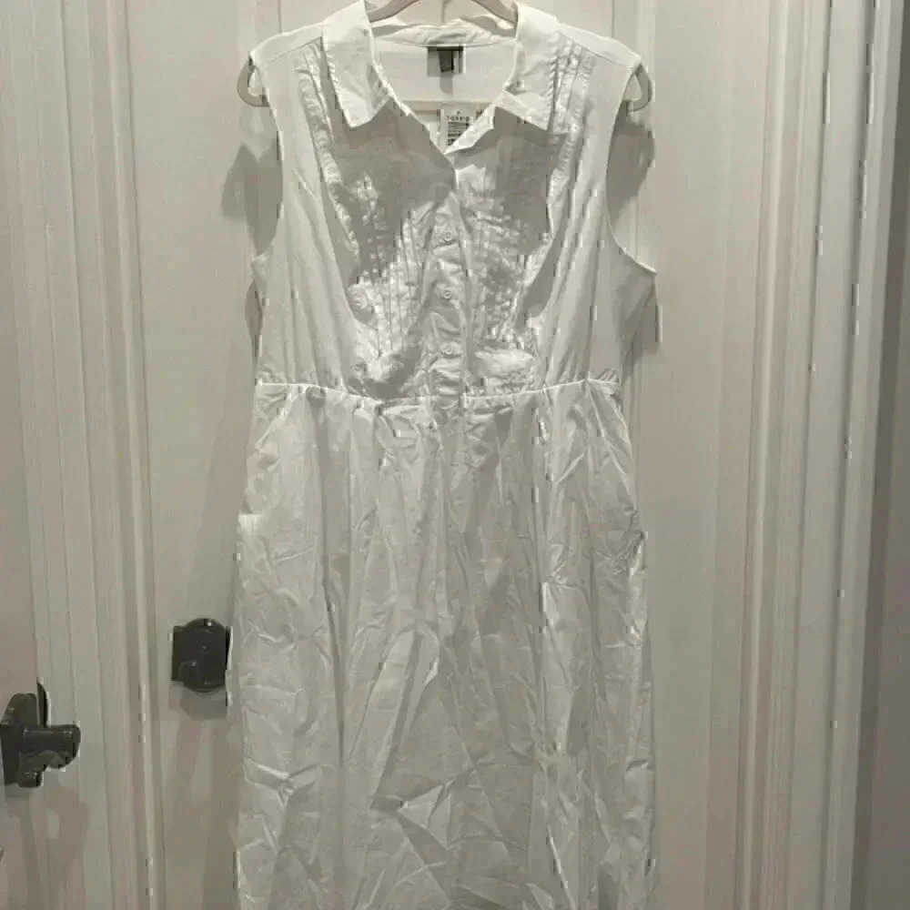 TORRID WHITE SLEEVELESS  SIZE 1 PERFECT FOR WARM WEATHER